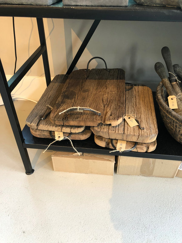 Oude houten plank met metalen handvaten