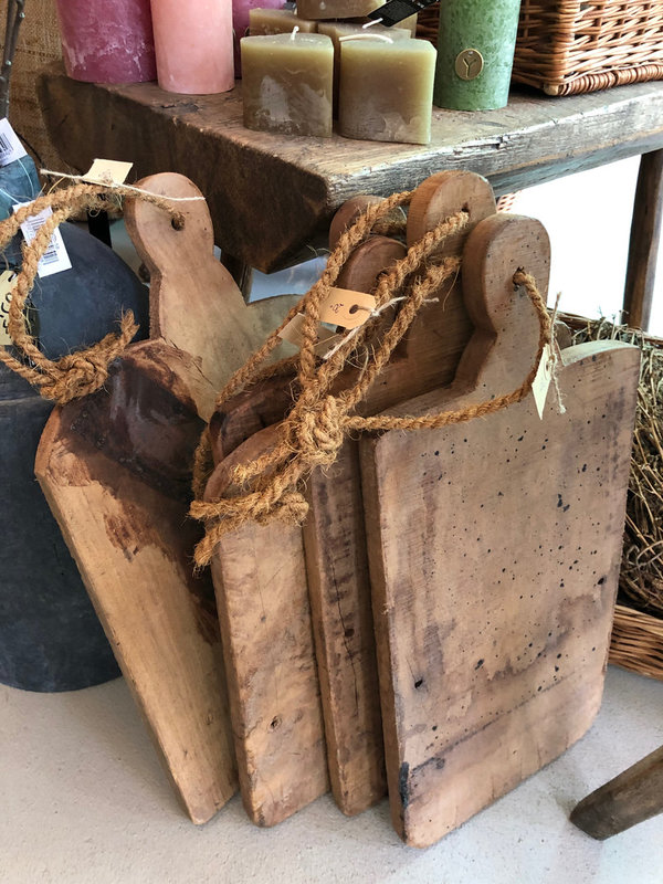 Oude houten snijplank met handvat en touw